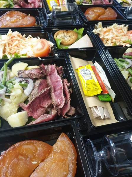 Livraison de plateaux repas pour les entreprises à Venelles près de Pertuis pour un déjeuner professionnel