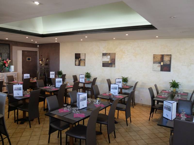 Location de salle principale du restaurant Les Amis Gourmands à Pertuis près d’Aix en Provence