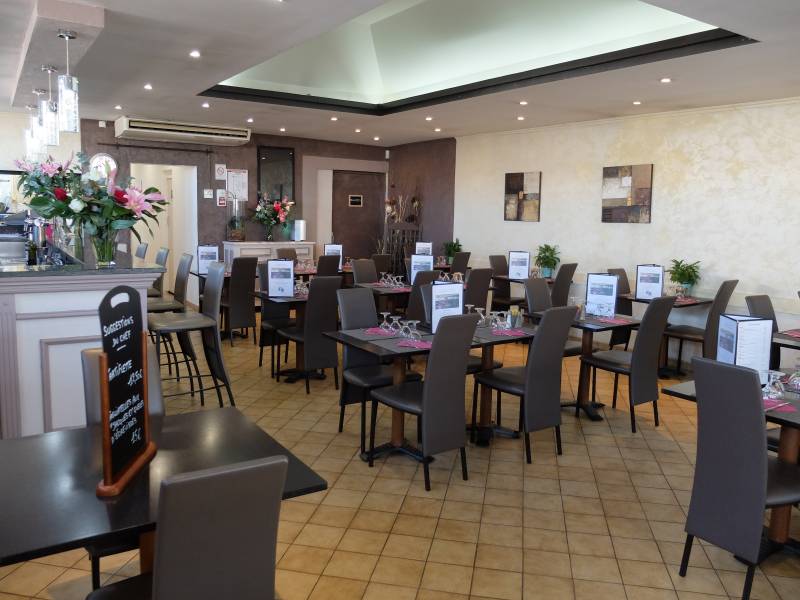 Restaurant à Pertuis Les Amis Gourmands, la convivialité et l'authenticité, décor soigné et plats savoureux.